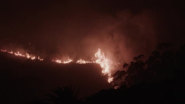 Silný oheň způsobený silnými větry na pohoří Lví hlavy — Stock video
