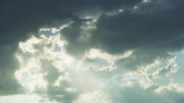 Timelapse da luz solar sendo revelada suavemente sob nuvens escuras — Vídeo de Stock