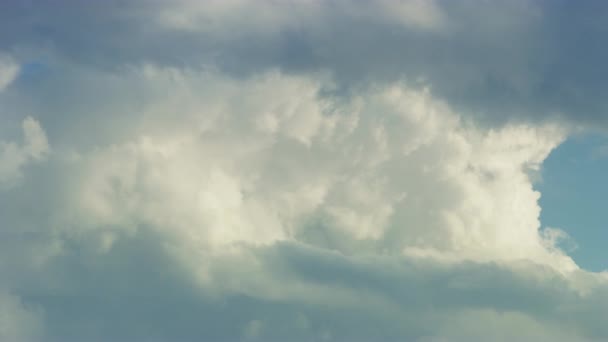 Время синего неба и белых облаков — стоковое видео