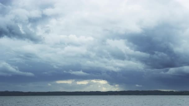 Timelapse Vista de nuvens e ondas oceânicas Rippling abaixo — Vídeo de Stock