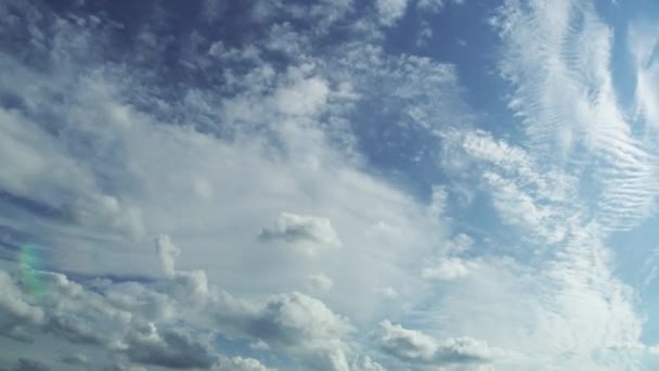 Timelapse de nuvens rolando contra o céu azul — Vídeo de Stock