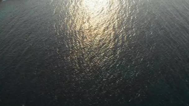 Синие воды Serene и отражение солнечного света — стоковое видео
