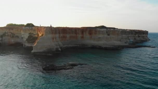 Drone Tiro de Oceanos Turquesa e Cliff com céu claro no fundo — Vídeo de Stock