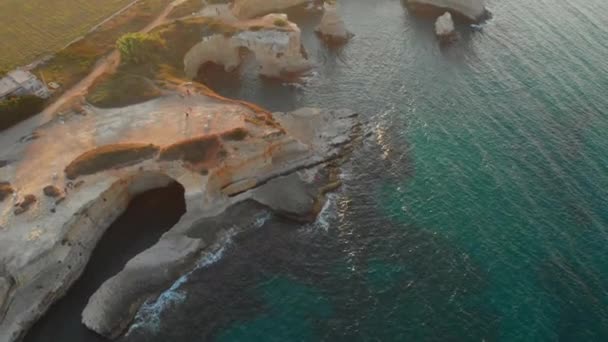 People Walking Away from Cliff Entouré d'eaux turquoise — Video