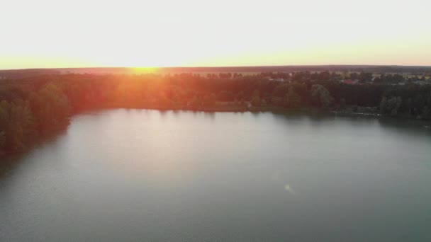 Lagos tranquilos y campos llanos con sol en el fondo — Vídeos de Stock