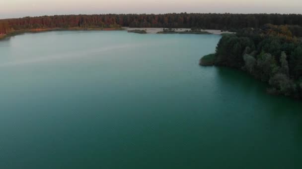 Bird 's Eye View van helder water en witte zandstranden — Stockvideo