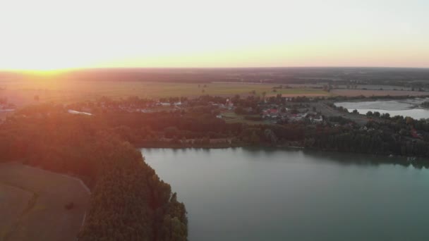 Magnifique prise de vue du lac avec des champs verts l'entourant pendant l'heure d'or 