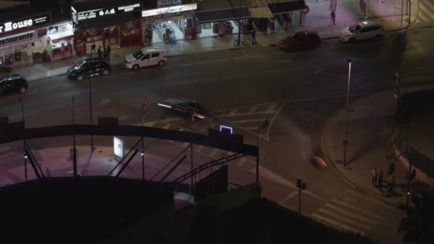 Vista nocturna de una pequeña intersección de calles en Timelapse — Vídeo de stock