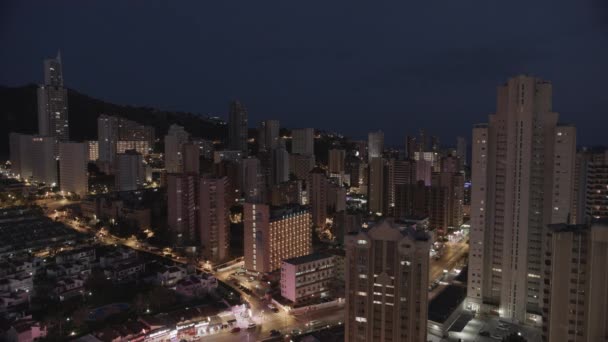 Timelapse nocturno de rascacielos urbanos modernos — Vídeos de Stock