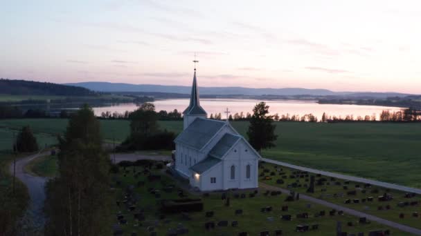 Vista panorámica desde lo alto de la iglesia noruega con montañas y fondo del lago — Vídeo de stock