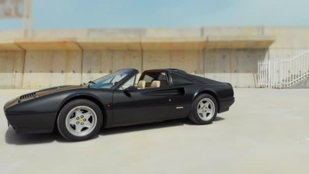 360 Derece Siyah Klasik Ferrari Çekimi Rıhtımda Park Edildi — Stok video