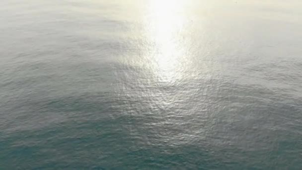 Drone Shot of the Vast Ocean Waters Sparkling σε μια ηλιόλουστη μέρα — Αρχείο Βίντεο