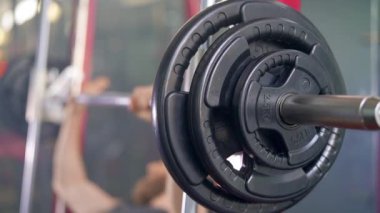 Halter Plakası, Bar ve Erkek Atletin Arka planda Egzersiz Yaparken Yakın Çekimi