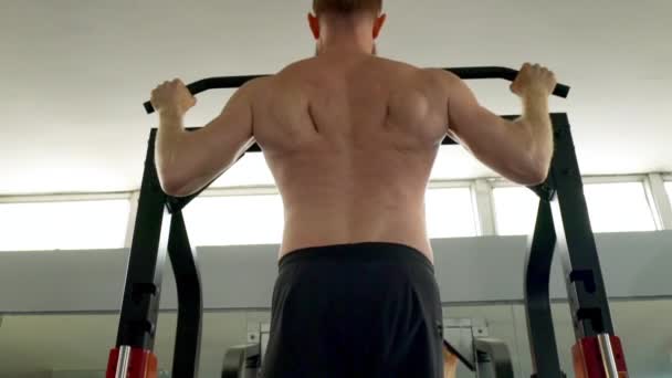 Slow Motion Skott av manlig idrottsman rygg som han utför vissa Pullup övningar — Stockvideo