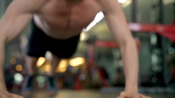 男子运动员在体操馆进行拍击推举运动的平稳镜头 — 图库视频影像