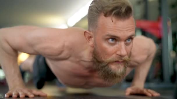 Entrenamiento Masculino Determinado en el Gimnasio Doing Clap Push Ups — Vídeo de stock