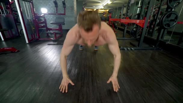 Ισχυρό αρσενικό κάνει Clap Pushups μόνος σε ένα εσωτερικό γυμναστήριο — Αρχείο Βίντεο