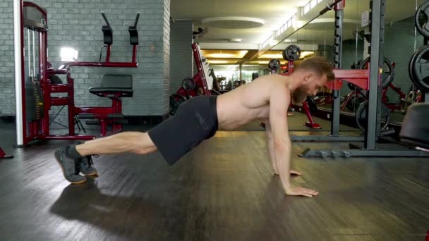 Slow Motion Skott av en man som gör en Jump Pushup Routine — Stockvideo