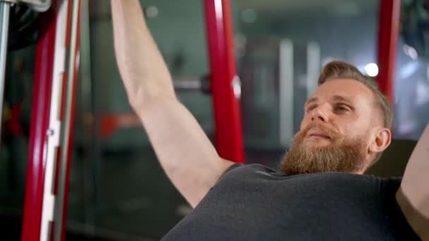 Half-Body Shot of Atractive Male Pilot doing a Bench Press — Stock video