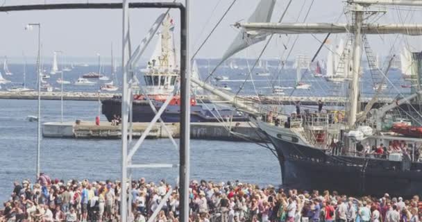 Crowded Audience by the Dock Waiting for the Tall Ship Vessel to Depart — Stock Video