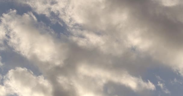 Переход от облачного неба к красной черепичной архитектуре крыши в городе — стоковое видео
