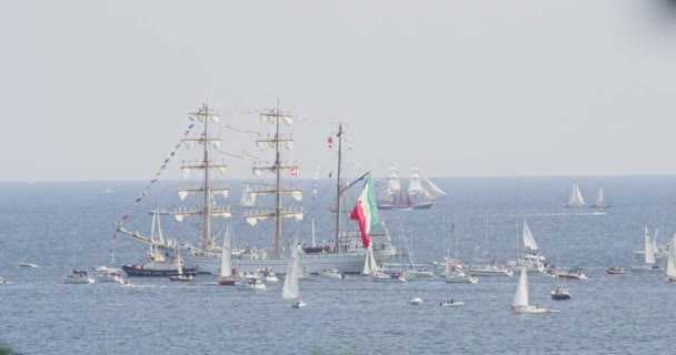 Több zászló lóg egy olasz magas hajón a verseny alatt — Stock videók