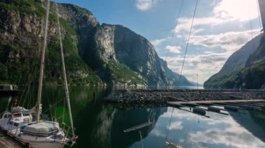 Göldeki Çamurlu Tekne ve Dağların Manzarası