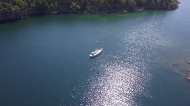 Drone vista sobre barco en lago noruego — Vídeo de stock