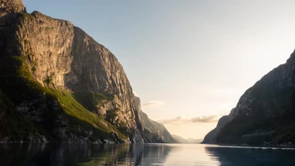 Σύννεφα και φως του ήλιου κινούνται πάνω από τη νορβηγική λίμνη — Αρχείο Βίντεο