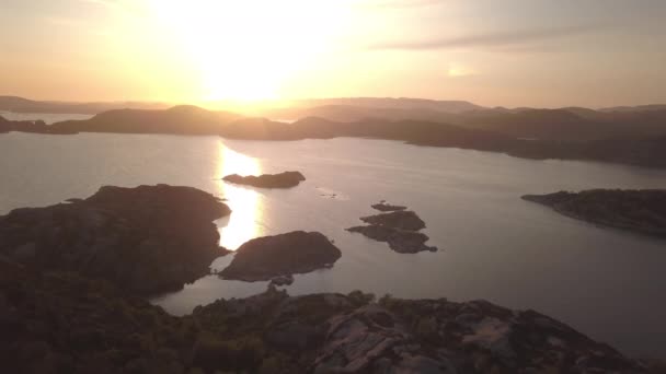 Pôr do sol sobre o lago norueguês — Vídeo de Stock