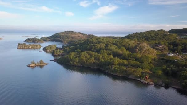Drone Vista sobre el lago noruego — Vídeo de stock