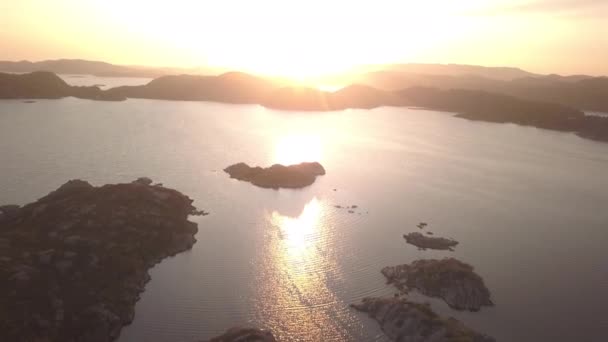 Ηλιοβασίλεμα πάνω από τη νορβηγική λίμνη — Αρχείο Βίντεο