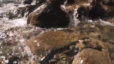 Güneş Işığı Kayalarının Üzerinde Akan Su