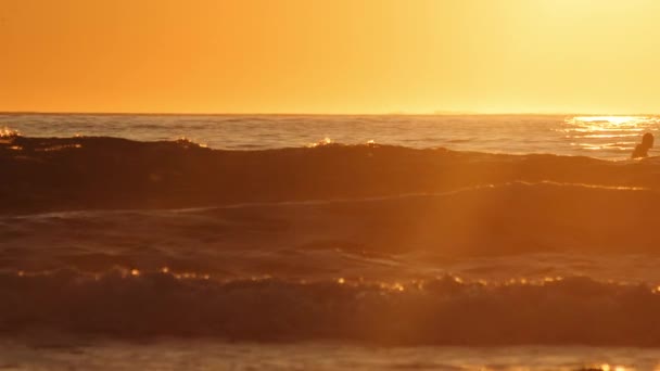 Wellen und Horizont bei Sonnenuntergang — Stockvideo
