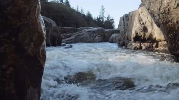 岩石间流淌的白水 — 图库视频影像