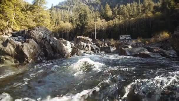Stromend wit water in de rivier — Stockvideo