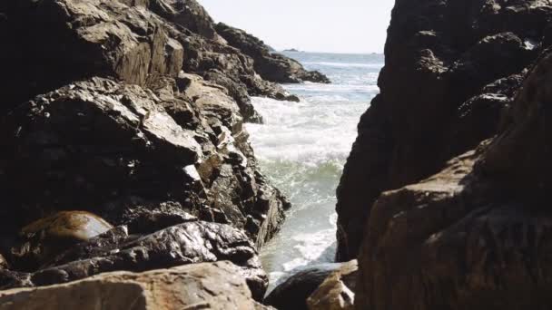 Onde marine che si infrangono tra le rocce sull'isola di Vancouver — Video Stock