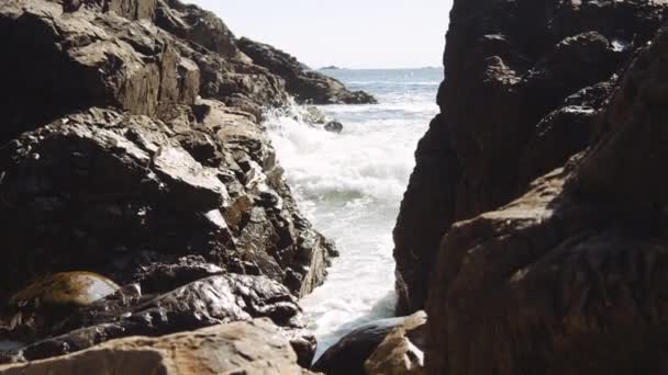 Olas marinas que se estrellan en la costa rocosa — Vídeo de stock