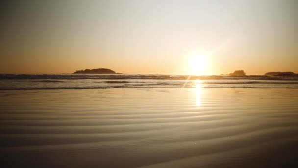 Захід сонця над спокійним морем і пляжем — стокове відео