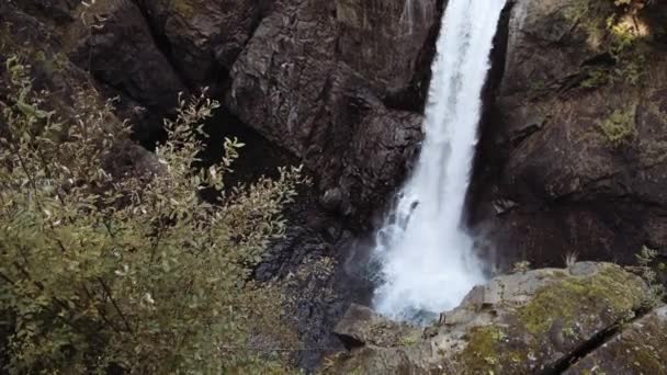 Angle élevé de chute d'eau coulant dans la rivière 