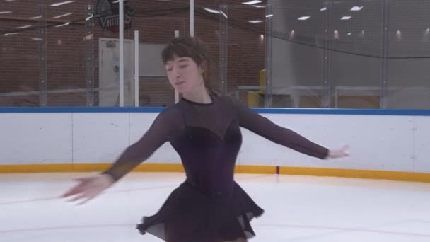 Patineur sur glace effectuant la routine — Video