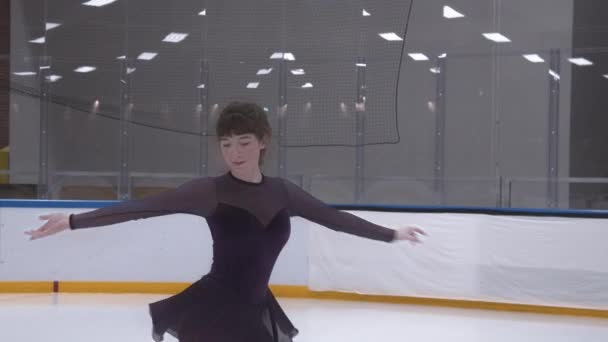 Ice Skating Routine by Teenage Girl — стоковое видео