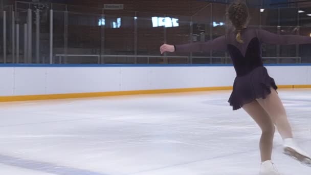 Chica realizando patinaje sobre hielo Rutina — Vídeos de Stock