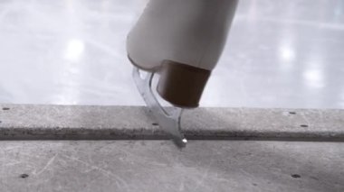 Beyaz Patenli Buz Patencisi Buz Pistine Girdi