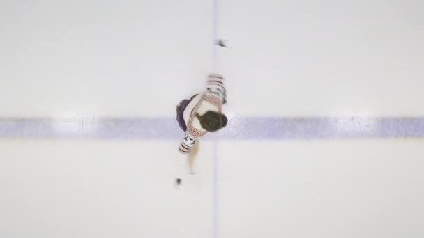 Patinador de hielo girando en tiro en pista de hielo — Vídeo de stock