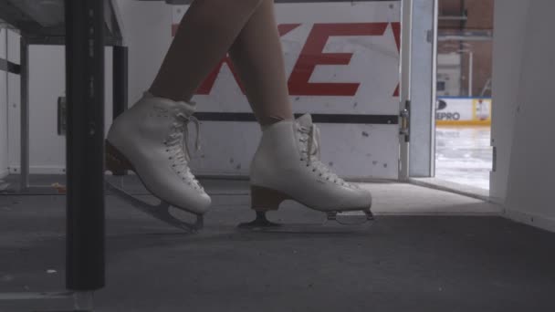 Patinador de hielo ajustando patines blancos antes de ponerse de pie — Vídeos de Stock