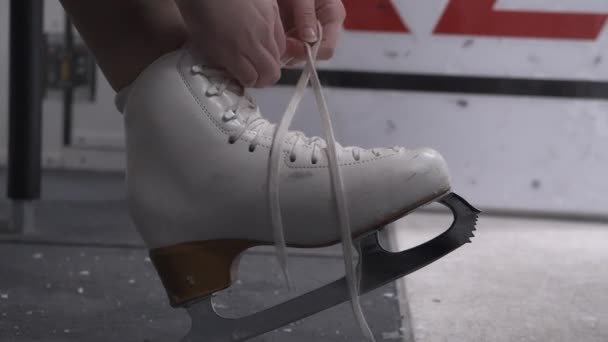 Fille attacher des lacets de patins à glace — Video