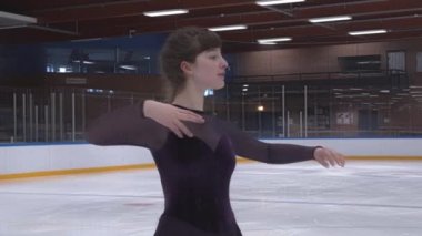 Genç Kız Buz Patencisi Buz Pistinde Poz Veriyor