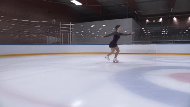 Patinador de hielo profesional que realiza en pista de hielo — Vídeo de stock