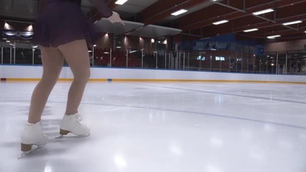 Chica patinando con gracia en pista de hielo — Vídeos de Stock